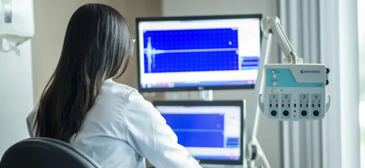 Uporaba laboratorijskega stola med spremljanjem meritev na EEG monitorjih v medicinskem okolju
