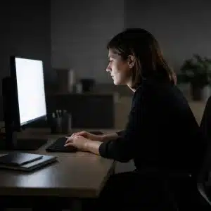 osvetlitev-pisarne-presibka osvetlitev pisarniških prostorov – prešibka svetloba pri delu za računalnikom povzroča naprezanje oči in nagibanje naprej