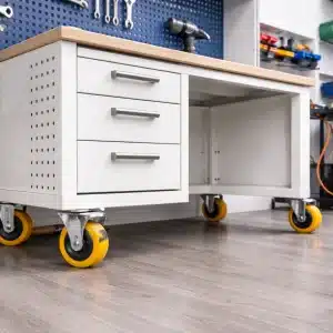 premikanje-tovora-slika-2 Premikanje tovora v delavnici s premično delovno mizo na kolesih za pohištvo in opremo.