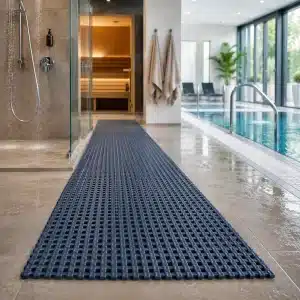 protizdrsna-podloga-wellness-bazen-savna-1200x1200 Protizdrsna podloga na mokri poti med bazenom, prho in savno v sodobnem wellness prostoru.