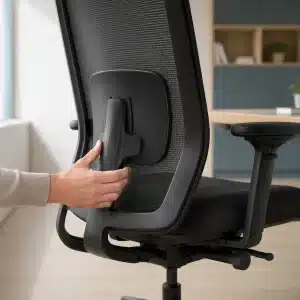 ledvena-opora-pri-stolu-2-1200x1200 Ledvena opora pri stolu z nastavljivim mehanizmom na sodobnem ergonomskem pisarniškem stolu.