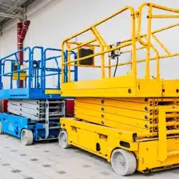Kolesa za težka bremena na industrijskih dvižnih platformah za varno in stabilno premikanje opreme.